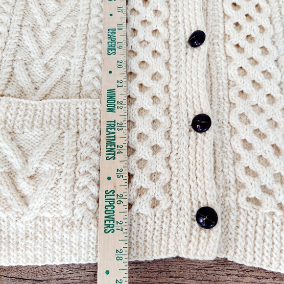 Vintage Gaeltarra Cardigan Made in Ireland Cream Sz 40 - Picture 9 of 10